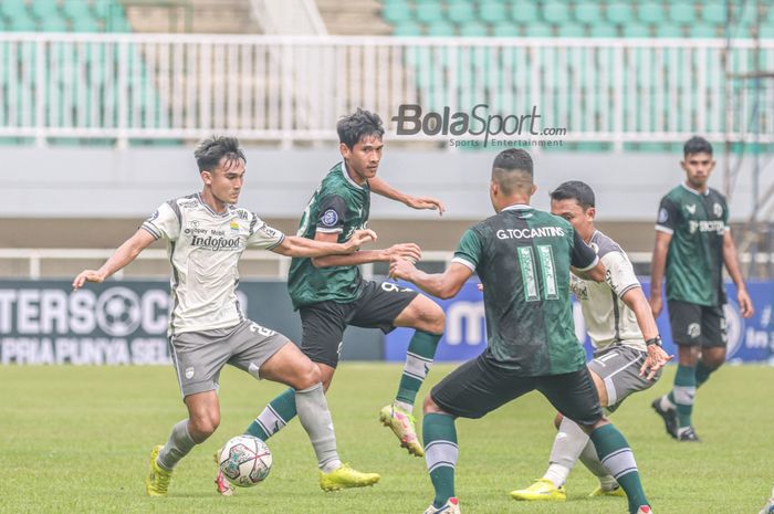 Bojan Hodak dapat kabar bagus karena tiga pemain Persib Bandung yang mengalami cedera telah membaik, termasuk Zalnando (kiri)