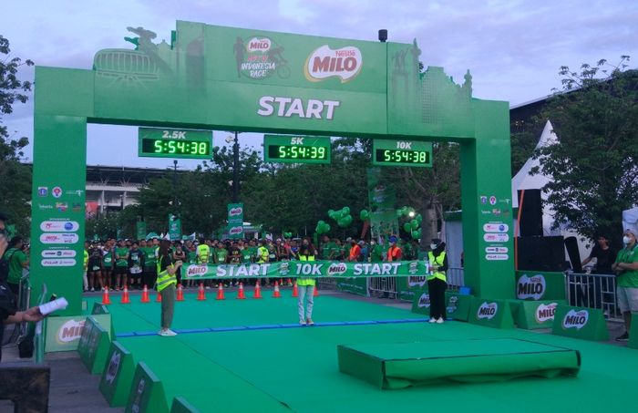 Para pelari sedang bersiap-siap berlomba pada ajang  Milo Active Indonesia Race 2022 dengan start dari kawasan Gelora Bung Karno, Jakarta, Minggu (4/9/2022).