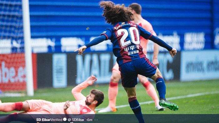 Marc Cucurella saat mencetak gol untuk Eibar ke gawang Barcelona pada laga Liga Spanyol pekan ke-28, Minggu (19/5/2019)