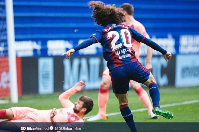 Marc Cucurella saat mencetak gol untuk Eibar ke gawang Barcelona pada laga Liga Spanyol pekan ke-28, Minggu (19/5/2019)