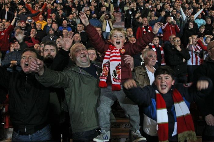 Fan Sunderland memakai atribut tim kebanggannya dan jaket AS Roma.