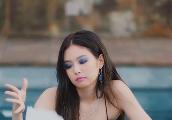 Tampil Lebih Berani dengan Eyeshadow Warna Biru Ala Jennie BLACKPINK di MV 'SOLO'!