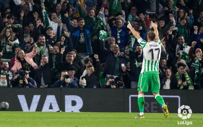 Gelandang Real Betis, Joaquin Sanchez, merayakan gol yang dicetak ke gawang Valencia dalam laga leg pertama semifinal Copa del Rey di Stadion Benito Villamarin, Kamis (7/2/2019).