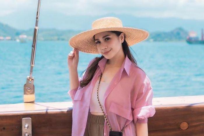 Tampil Seksi Padukan Hot Pants dengan Kaus Buatan Rafathar, Harga