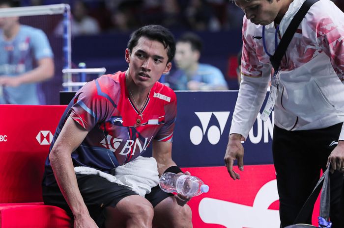 Pebulu tangkis tunggal putra Indonesia, Jonatan Christie, saat mengalami cedera pergelangan kaki kanannya saat berlaga pada babak perempat final French Open 2022,  Jumat, 28 Oktober 2022