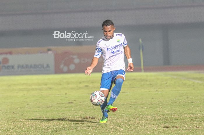 Bek sayap kiri Persib Bandung, Ardi Idrus, sedang mengoper bola dalam laga pekan ketiga Liga 1 2021 di Stadion Indomilk Arena, Tangerang, Banten, 18 September 2021.