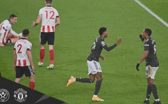 Striker Manchester United, Marcus Rashford, melakukan selebrasi bersama Anthony Martial seusai membobol Sheffield United dalam laga Liga Inggris di Stadion Bramall Lane, Kamis (17/12/2020).