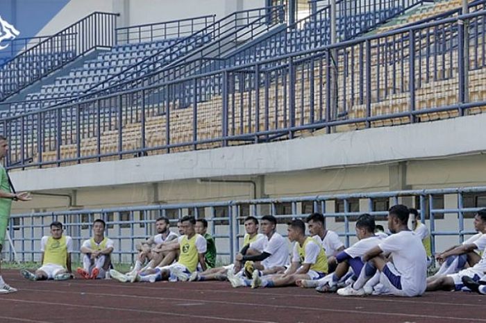 Pelatih Persib Bandung Miljan Radovic memberi arahan kepada para pemainnya di sela latihan di Stadion Gelora Bandung Lautan Api (GBLA), Kota Bandung, Minggu (7/4/2019).