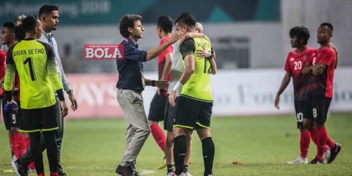    Pelatih timnas U-23 Indonesia, Luis Milla, menghibur kiper Andritany Ardhiyasa setelah kalah dala