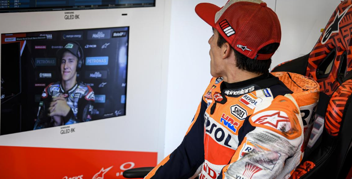 Marc Marquez (kanan) dan Fabio Quartararo (kiri) menunjukkan rivalitas sengit dalam balapan MotoGP Thailand 2019 di Sirkuit Internasional Buriram, (6/10/2019).