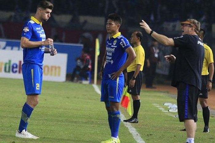 Bek Persib, Nick Kuipers (kiri) dan Achmad Jufriyanto (tengah) saat menerima arahan dari sang pelatih, Robert Rene Alberts (kanan) di laga terakhir putaran pertama liga 1 2019 melawan PSS Sleman di Stadion Si Jalak Harupat, Kabupaten Bandung, Jumat (30/8/2019).