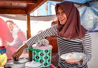 Gadis Ayu Sarjana Lulusan Manajemen Ini Tak Malu Jualan Nasi Sayur di Alun-Alun, Sering Diminta Nomor WA Oleh Pelanggan