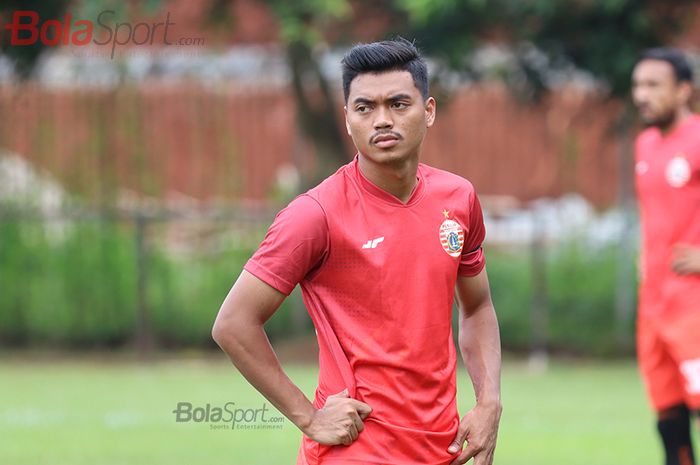 Bek Persija Jakarta, Alfath Fathier, sedang menjalani latihan di Lapangan Sutasoma, Halim, Jakarta Timur (11/3/2020)