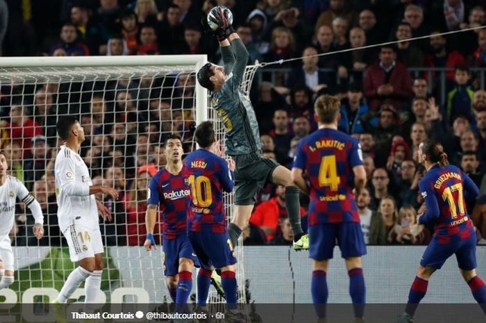 Aksi Thibaut Courtois menangkap bola pada laga el clasico antara Barcelona versus Real Madrid di Stadion Camp Nou, Rabu (18/12/2019).