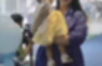 Meski Masih Balita, Cucu Jokowi Sedah Mirah Pakai Sepatu Branded Saat Pemotretan Bareng Kahiyang Ayu