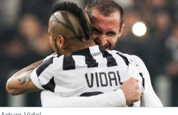 Arturo Vidal memeluk Giorgio Chiellini saat ia masih membela Juventus.