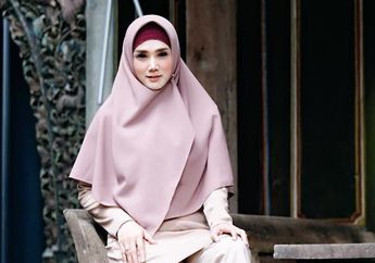 Mulan Jameela Jadi Model Busana Muslim di Jakarta Fashion Week 2019