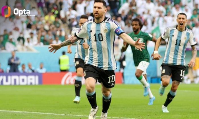Lionel Messi mencetak gol penalti pada laga Argentina vs Arab Saudi.
