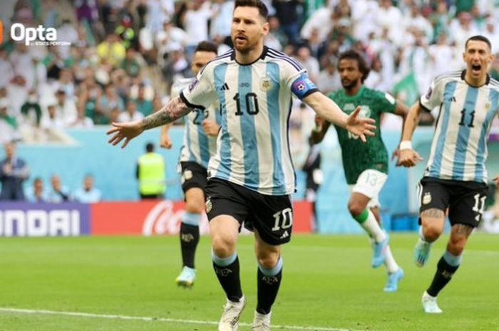 Lionel Messi mencetak gol penalti pada laga Argentina vs Arab Saudi.