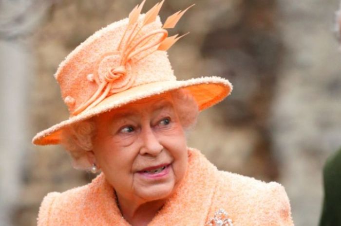 Model Topi Favorit Ratu Elizabeth II: Peachy Elegance Hat