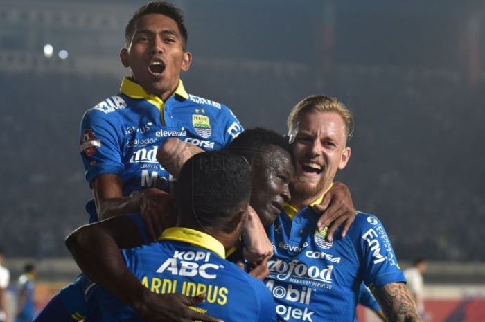 Para pemain Persib Bandung merayakan gol Ezechiel N'Douassel ke gawang PSIS Semarang.