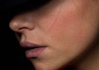 Bibir Terlanjur Hitam, Lakukan 4 Langkah Ini Saat Pakai Lipstik