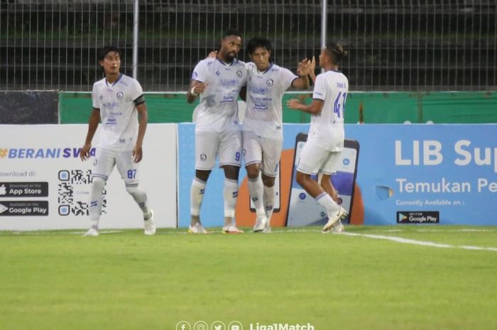 Pemain Arema FC melakukan selebrasi setelah berhasil mencetak gol ke gawang Bali United pada laga pekan ke-31 di Stadion I Gusti Ngurah Rai, Denpasar, Selasa (15/3/2022).