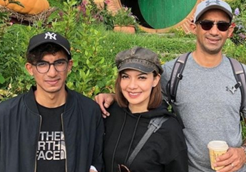 Jarang Diekspos, Intip Sosok Izzat Assegaf, Anak Najwa Shihab yang Punya Visual Menawan. Baru Lulus SMA, lho!