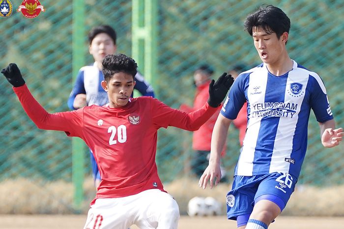 Suasana pertandingan timnas U-19 Indonesia melawan Yeungnam University, Selasa (22/3/2022).