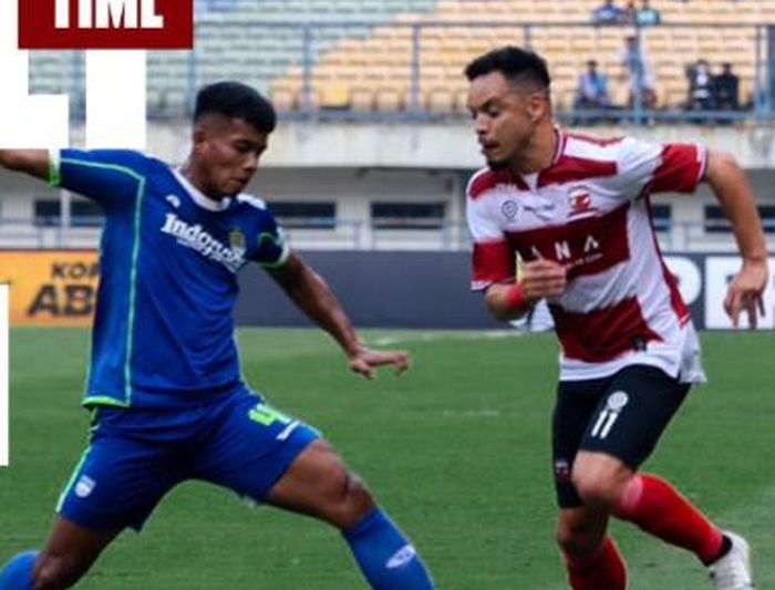 Duel Pemain Madura United dan Persib Bandung pada lanjutan Liga 1 pekan kedua, Sabtu (30/7/2022