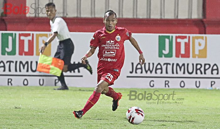Pemain sayap Persija Jakarta, Riko Simanjuntak, sedang menggiring bola ketika laga Bhayangkara FC malawan Persija Jakarta di Stadion PTIK, Melawai, Jakarta Selatan (14/3/2020)