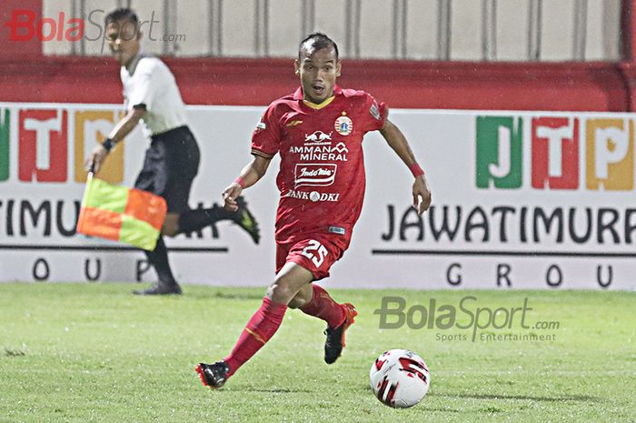 Pemain sayap Persija Jakarta, Riko Simanjuntak, sedang menggiring bola ketika laga Bhayangkara FC malawan Persija Jakarta di Stadion PTIK, Melawai, Jakarta Selatan (14/3/2020)