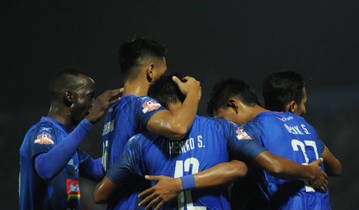 Arema FC menekuk Persela Lamongan berkat dua gol penentu Dedik Setiawan pada duel Liga 1 di Kanjuruhan, 27 Mei 2019.