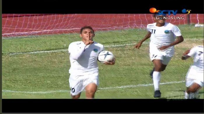 Striker Timor Leste U-15, Gali Freitas melakukan selebrasi di depan bench pemain Indonesia pada laga Indonesia Vs Timor Leste dalam matchday ketiga Grup A Piala AFF U-15 2019 yang berlangsung di IPE Stadium, Chonburi, Rabu (31/7/2019).