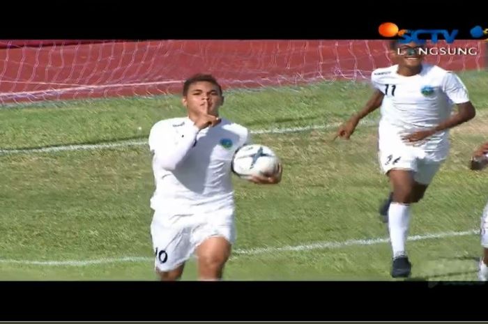 Striker Timor Leste U-15, Gali Freitas melakukan selebrasi di depan bench pemain Indonesia pada laga Indonesia Vs Timor Leste dalam matchday ketiga Grup A Piala AFF U-15 2019 yang berlangsung di IPE Stadium, Chonburi, Rabu (31/7/2019).