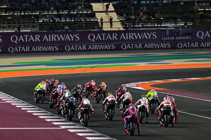 Pemandangan start dari sprint MotoGP Qatar yang dihelat di Sirkuit Lusail, Doha, Qatar, 9 Maret 2024.