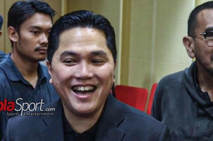 Ketua Umum PSSI, Erick Thohir, sempat tertawa saat sedang memberikan keterangan kepada awak media di Media Center Stadion Utama Gelora Bung Karno, Senayan, Jakarta, Selasa (10/10/2023).