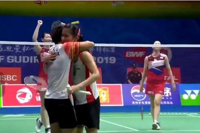 Greysia Polii menenangkan Apriyani Rahayu dengan pelukan setelah takluk melawan wakil Jepang, Mayu Matsumoto/Wakana Nagahara di babak semifinal Piala Sudirman 2019, Sabtu (25/5/2019).