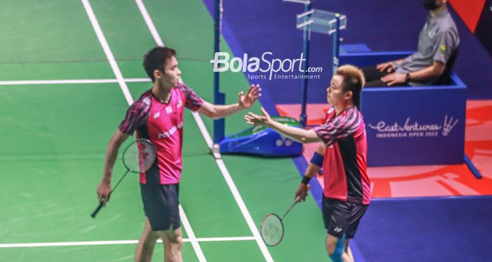 Pasangan ganda putra Malaysia, Aaron Chia dan Soh Wooi Yik, melakukan tos di saat bertanding pada perempat final Indonesia Open 2022 di Istora Gelora Bung Karno, Senayan, Jakarta, 17 Juni 2022.