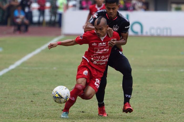 Aksi pemain Persija Jakarta, Riko Simanjuntak pada laga kontra PSIS Semarang, di Stadion Patriot Chandrabhaga, Kota Bekasi, Minggu (15/9/2019).