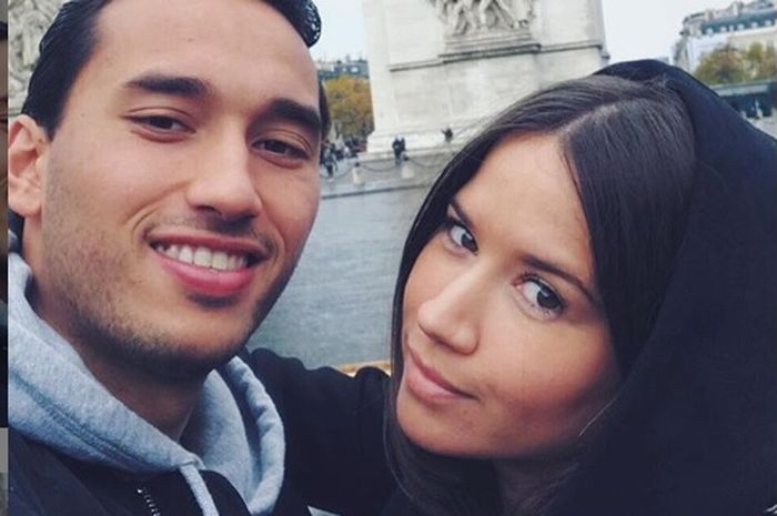 Ezra Walian (kiri) bersama Ylon Louise.