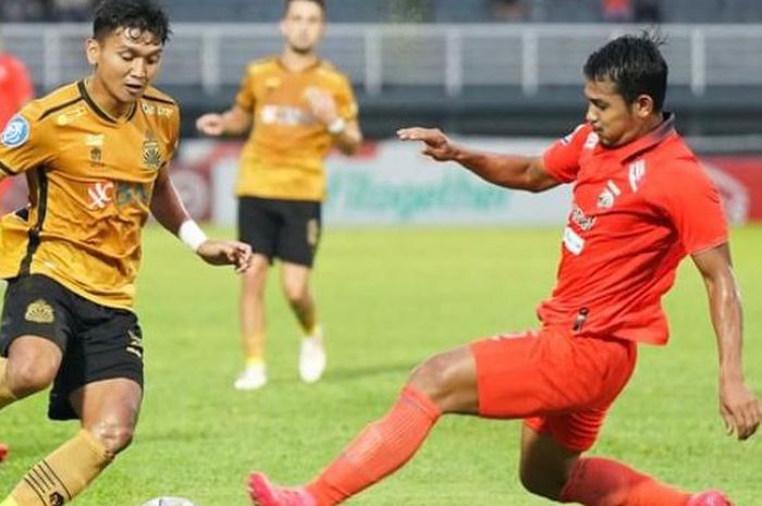 Laga pekan ke-27 Borneo FC Samarinda vs Bhayangkara FC dalam pekan ke-27 Liga 1 di Stadion Segiri, Samarinda, Kalimantan Timur, Sabtu (25/2/2023).
