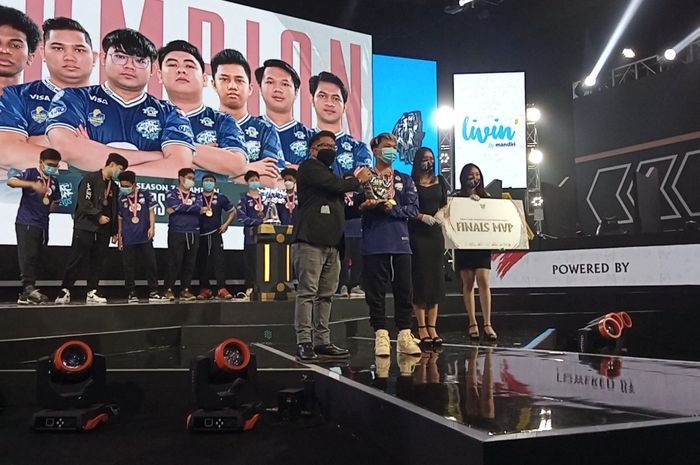 Luminaire on receiving the award as MPL ID Season 7 Final MVP.