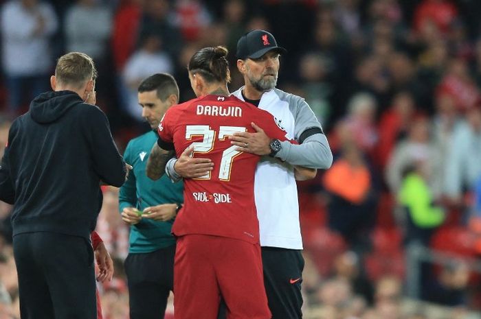 Pelatih Liverpool, Juergen Klopp, memeluk Darwin Nunez. Klopp mengaku tak menganakemaskan pemain tertentu dalam skuadnya.