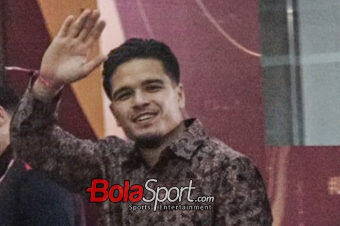 Calon pemain naturalisasi timnas Indonesia, Ragnar Oratmangoen, saat ditemui di pintu masuk VVIP Stadion Gelora Bung Tomo, Surabaya, Jawa Timur, Kamis (16/11/2023).