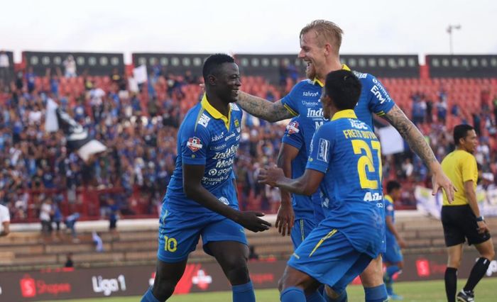 Para pemain Persib Bandung merayakan gol yang dicetak Ezechiel N'Douassel ke gawang Persija Jakarta dalam lanjutan Liga 1 2019 di Stadion Kapten I Wayan Dipta, Gianyar, Bali, Senin (28/10/2019).