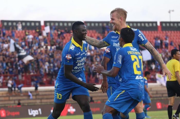 Para pemain Persib Bandung merayakan gol yang dicetak Ezechiel N'Douassel ke gawang Persija Jakarta dalam lanjutan Liga 1 2019 di Stadion Kapten I Wayan Dipta, Gianyar, Bali, Senin (28/10/2019).