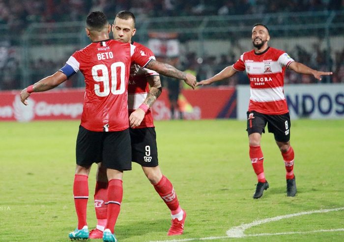 Penyerang Madura United, Aleksandar Rakic dan Alberto Goncalves, merayakan golnya ke gawang Persela Lamongan di Stadion Gelora Bangkalan, Madura pada Selasa (24/9/2019).