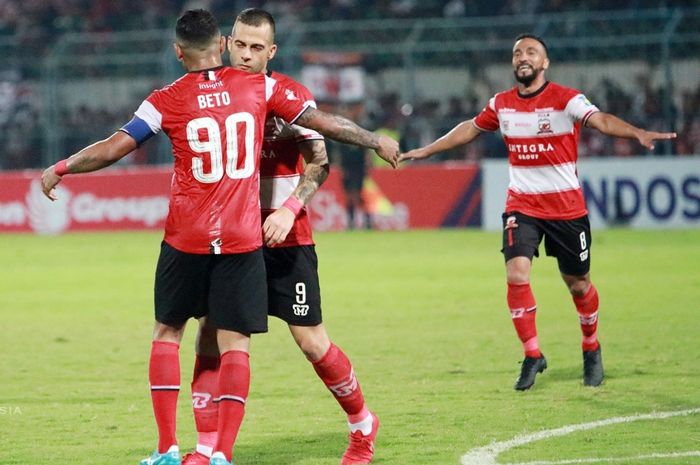 Penyerang Madura United, Aleksandar Rakic dan Alberto Goncalves, merayakan golnya ke gawang Persela Lamongan di Stadion Gelora Bangkalan, Madura pada Selasa (24/9/2019).