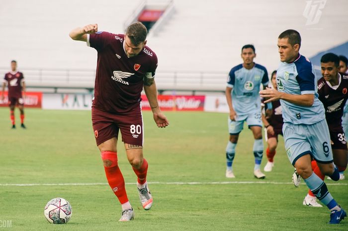 Pemain PSM Makassar, Willian Jan Pluim sedang berduel dengan pemain Persela Lamongan pada laga pekan  ke-31 di Stadion Kapten I Wayan Dipta, Gianyar, Senin (14/3/2022).
